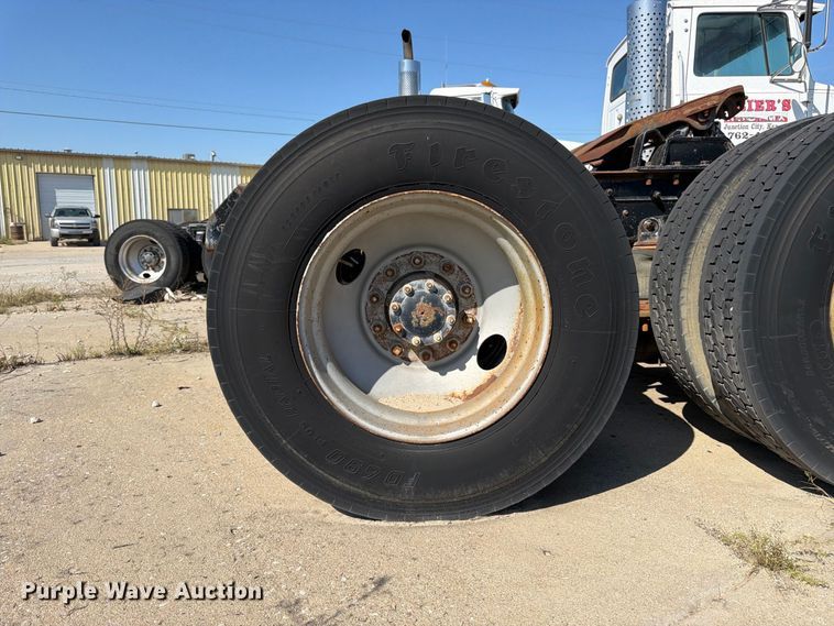 image for item DT3058 1992 Mack CH600 semi truck