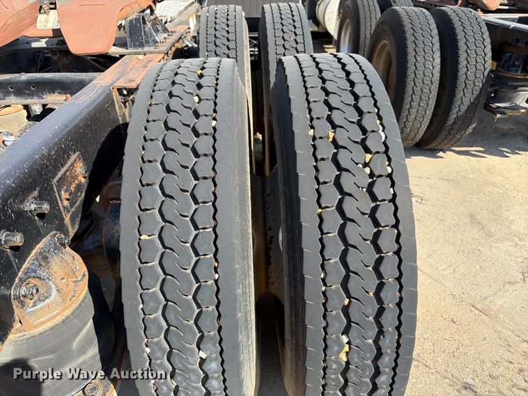 image for item DT3058 1992 Mack CH600 semi truck