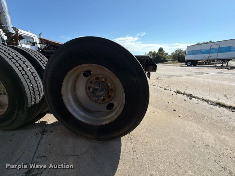 image for item DT3058 1992 Mack CH600 semi truck