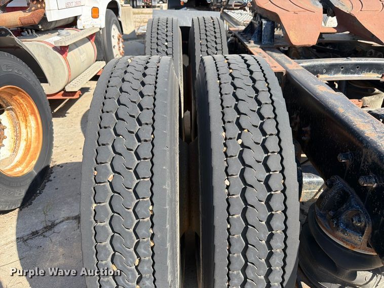 image for item DT3058 1992 Mack CH600 semi truck