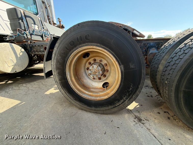 image for item DT3058 1992 Mack CH600 semi truck