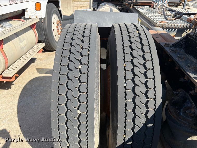 image for item DT3058 1992 Mack CH600 semi truck