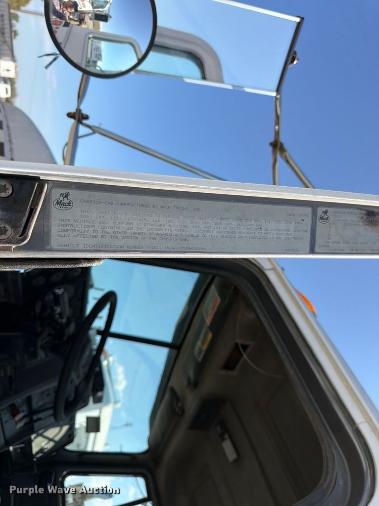 image for item DT3058 1992 Mack CH600 semi truck