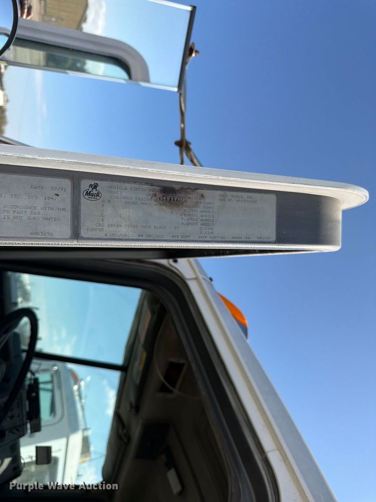 image for item DT3058 1992 Mack CH600 semi truck