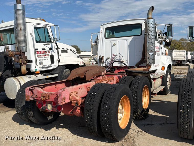 image for item DT3059 1995 Ford LTA9000 semi truck
