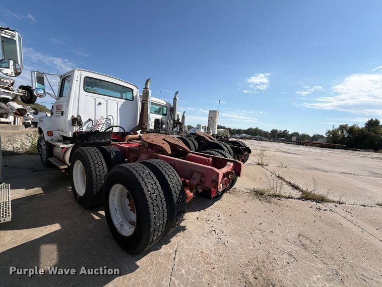 image for item DT3059 1995 Ford LTA9000 semi truck