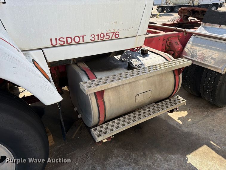 image for item DT3059 1995 Ford LTA9000 semi truck