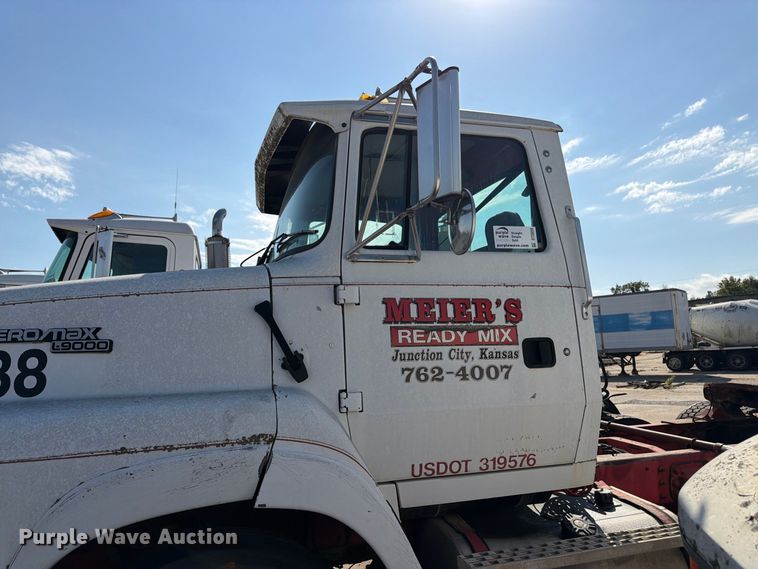 image for item DT3059 1995 Ford LTA9000 semi truck