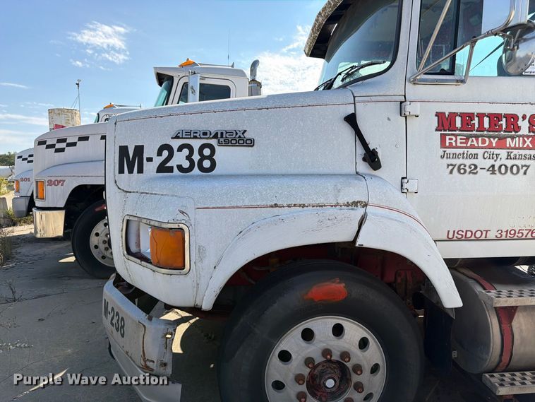 image for item DT3059 1995 Ford LTA9000 semi truck