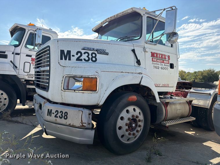 image for item DT3059 1995 Ford LTA9000 semi truck