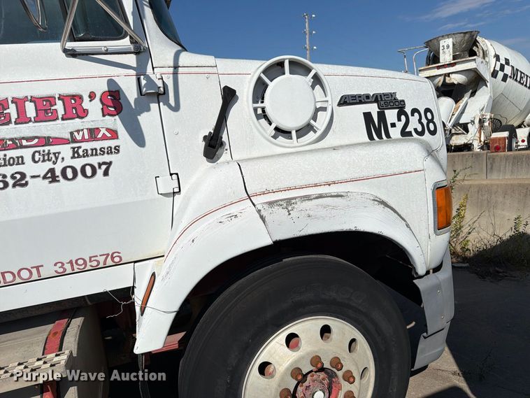 image for item DT3059 1995 Ford LTA9000 semi truck