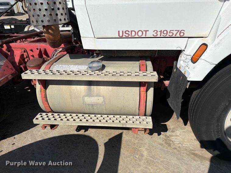 image for item DT3059 1995 Ford LTA9000 semi truck