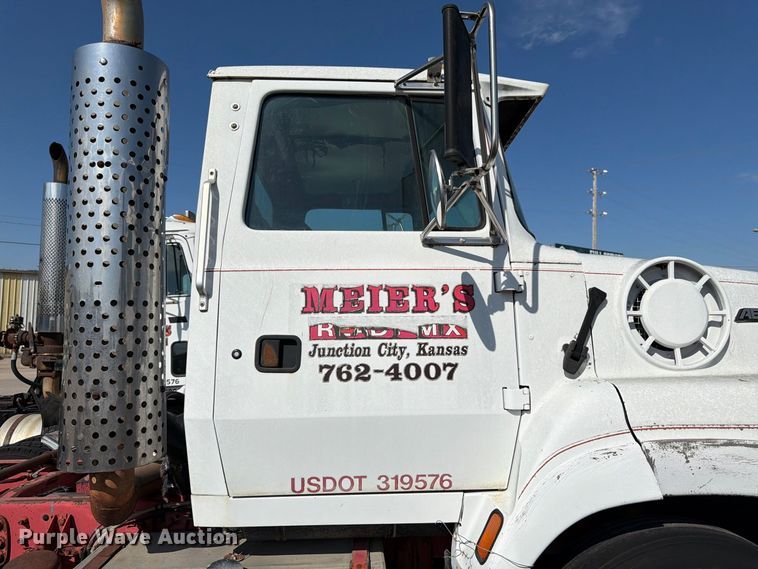 image for item DT3059 1995 Ford LTA9000 semi truck