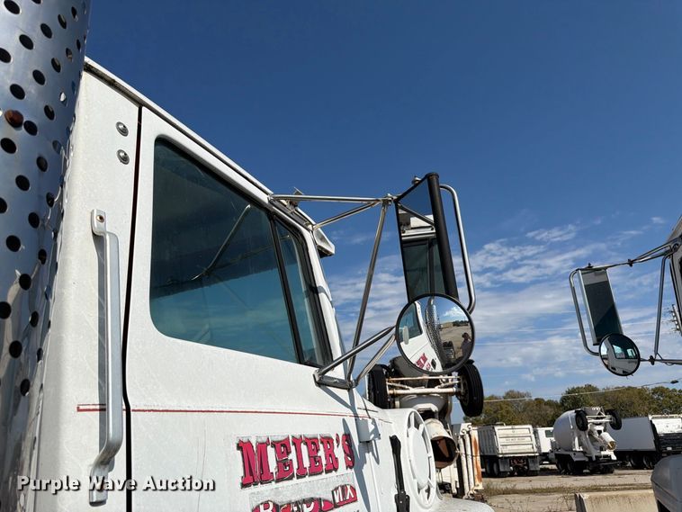 image for item DT3059 1995 Ford LTA9000 semi truck