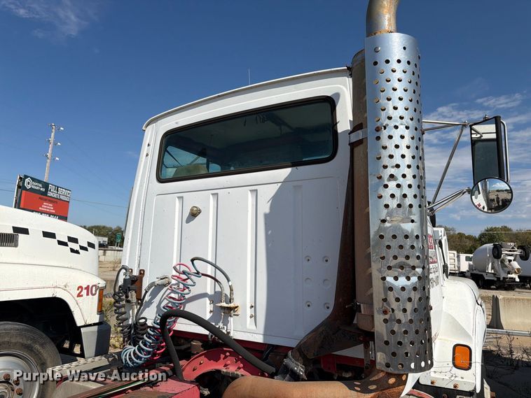 image for item DT3059 1995 Ford LTA9000 semi truck