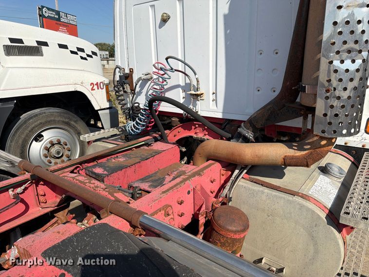 image for item DT3059 1995 Ford LTA9000 semi truck