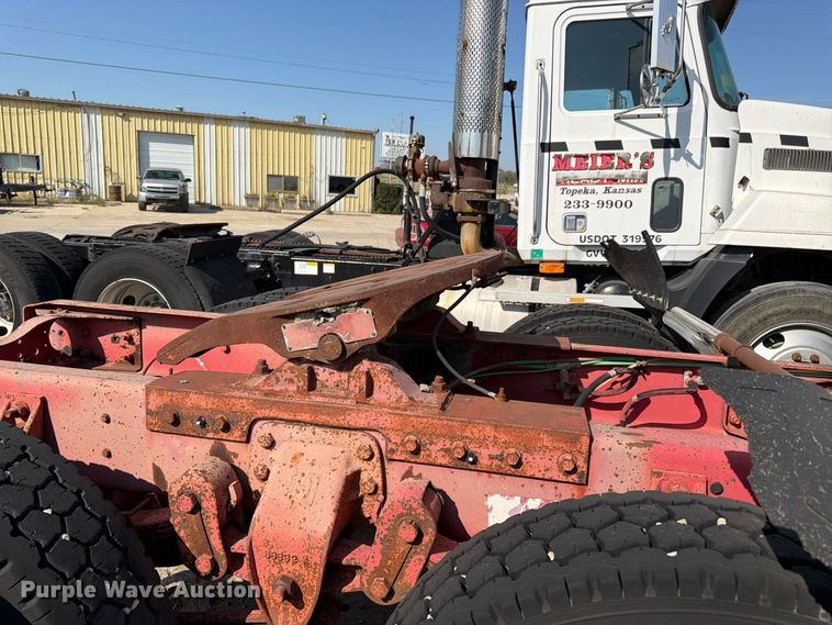 image for item DT3059 1995 Ford LTA9000 semi truck