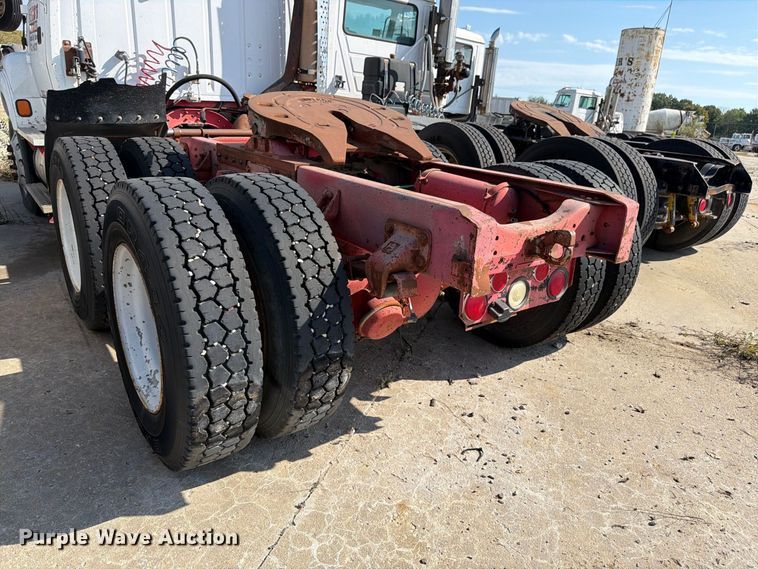 image for item DT3059 1995 Ford LTA9000 semi truck