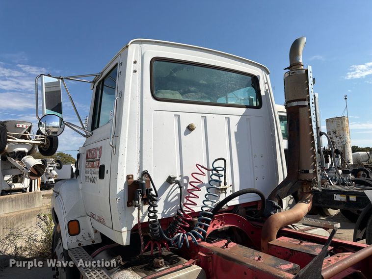 image for item DT3059 1995 Ford LTA9000 semi truck