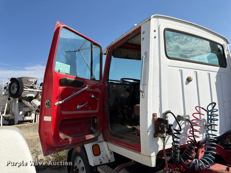 image for item DT3059 1995 Ford LTA9000 semi truck