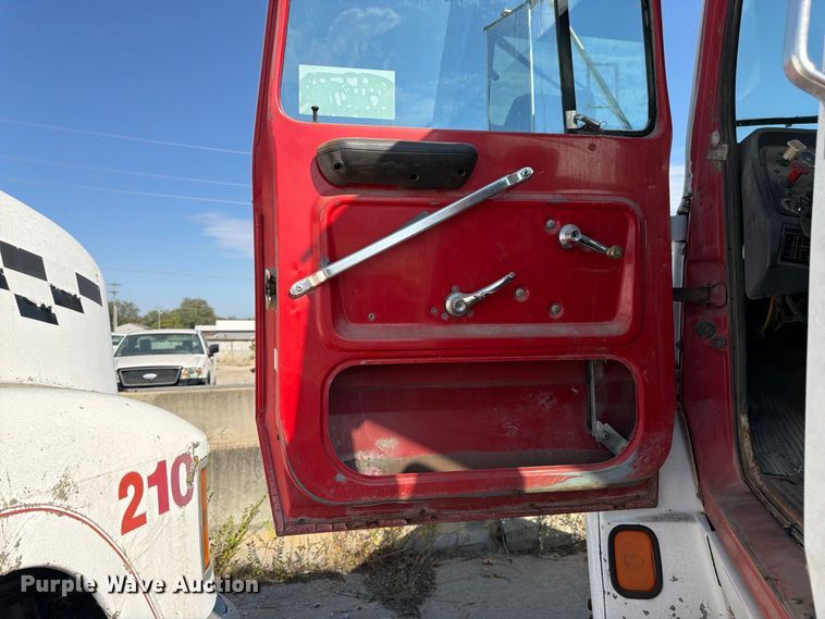 image for item DT3059 1995 Ford LTA9000 semi truck
