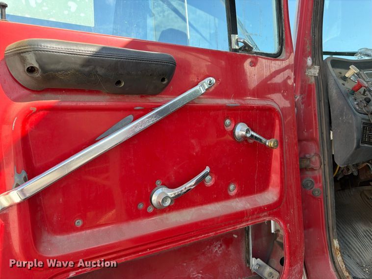 image for item DT3059 1995 Ford LTA9000 semi truck