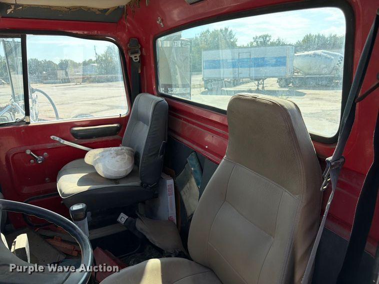 image for item DT3059 1995 Ford LTA9000 semi truck