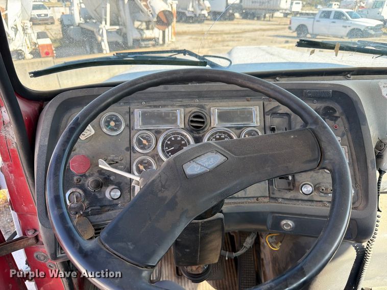 image for item DT3059 1995 Ford LTA9000 semi truck