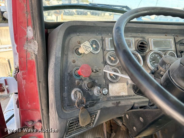 image for item DT3059 1995 Ford LTA9000 semi truck
