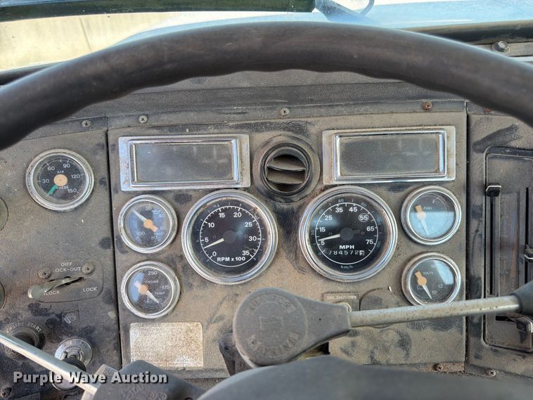 image for item DT3059 1995 Ford LTA9000 semi truck