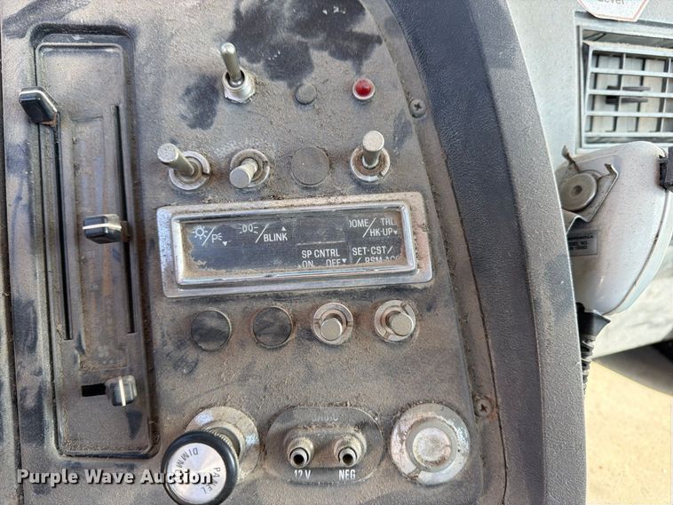 image for item DT3059 1995 Ford LTA9000 semi truck