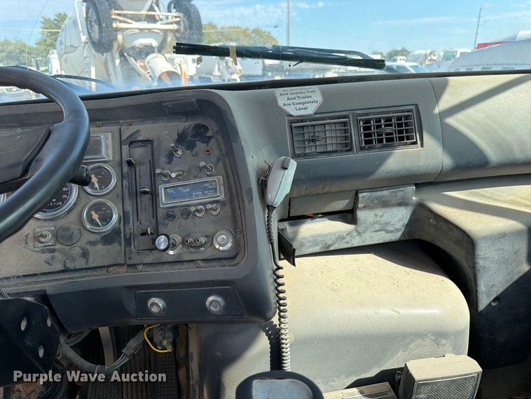 image for item DT3059 1995 Ford LTA9000 semi truck