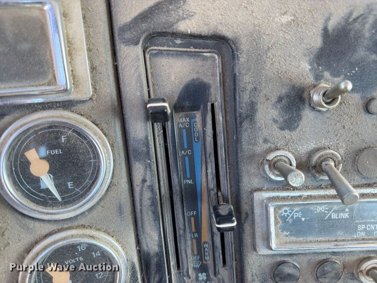image for item DT3059 1995 Ford LTA9000 semi truck