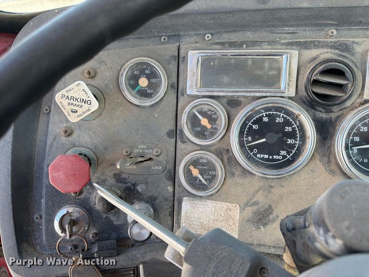 image for item DT3059 1995 Ford LTA9000 semi truck