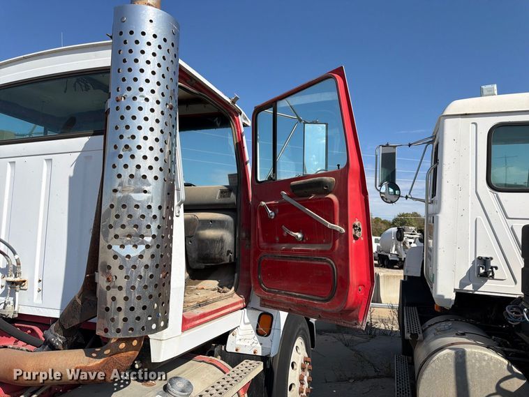 image for item DT3059 1995 Ford LTA9000 semi truck