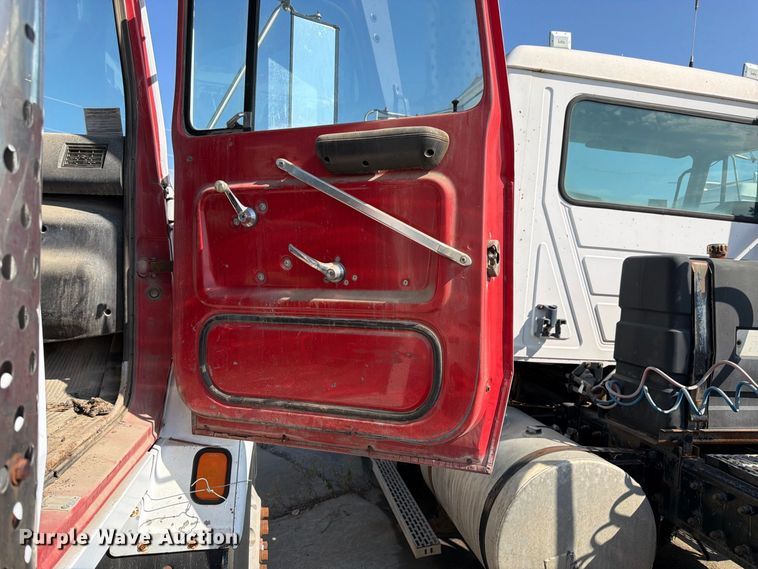 image for item DT3059 1995 Ford LTA9000 semi truck