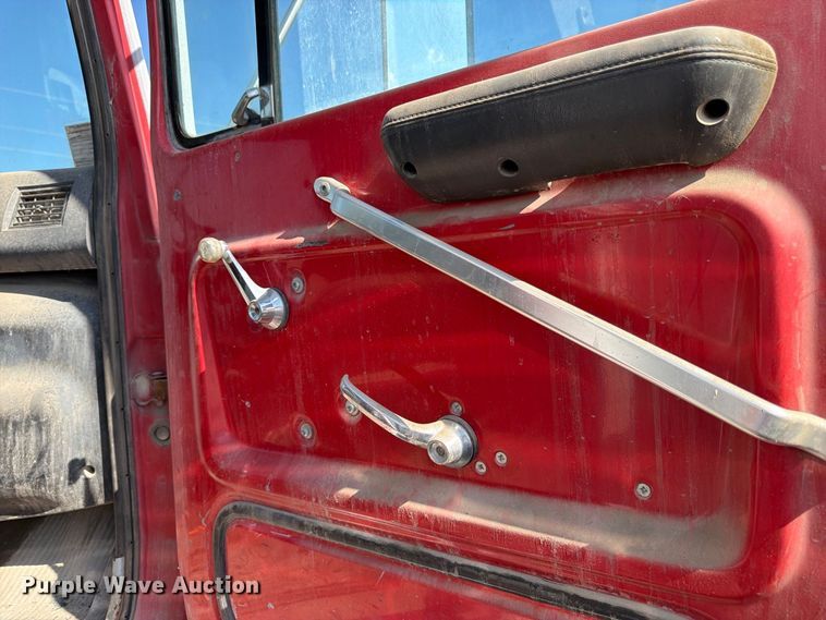 image for item DT3059 1995 Ford LTA9000 semi truck