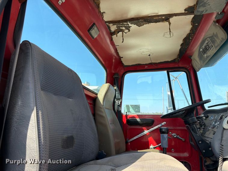 image for item DT3059 1995 Ford LTA9000 semi truck