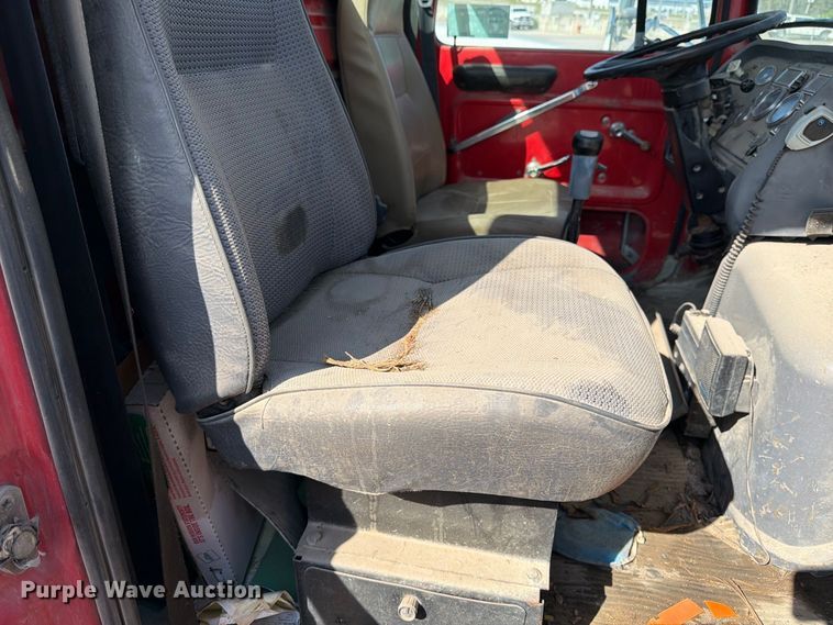 image for item DT3059 1995 Ford LTA9000 semi truck