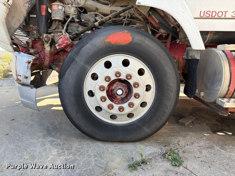 image for item DT3059 1995 Ford LTA9000 semi truck