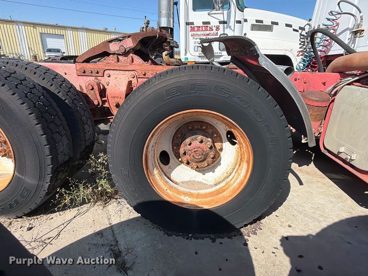 image for item DT3059 1995 Ford LTA9000 semi truck
