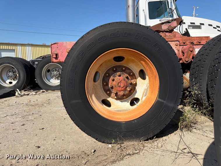 image for item DT3059 1995 Ford LTA9000 semi truck