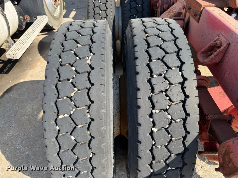 image for item DT3059 1995 Ford LTA9000 semi truck