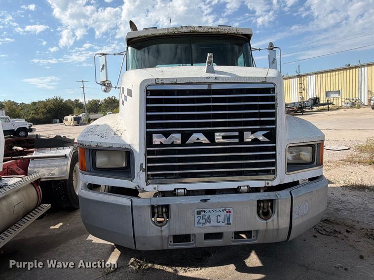 image for item DT3060 1992 Mack CH613 semi truck