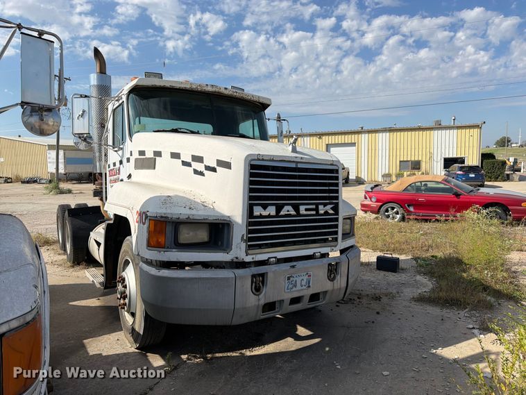 image for item DT3060 1992 Mack CH613 semi truck
