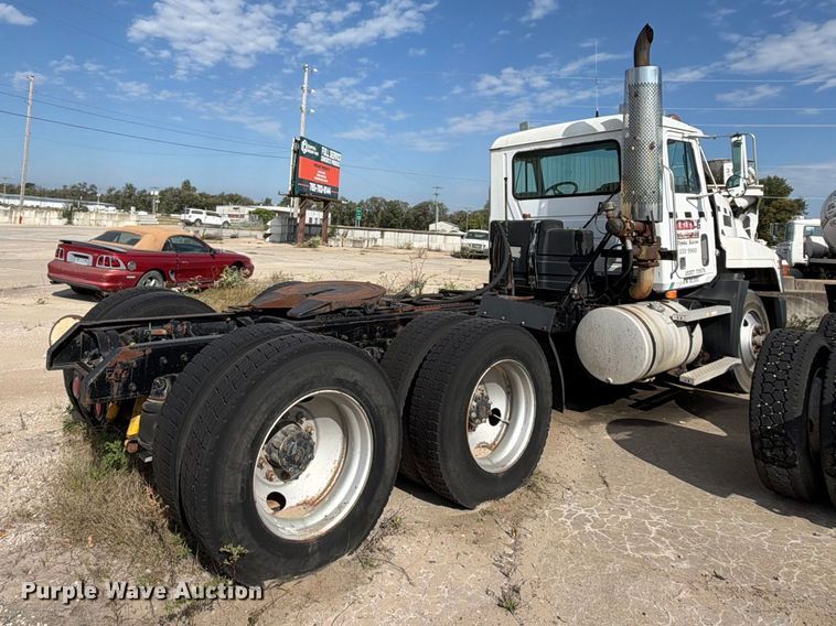 image for item DT3060 1992 Mack CH613 semi truck