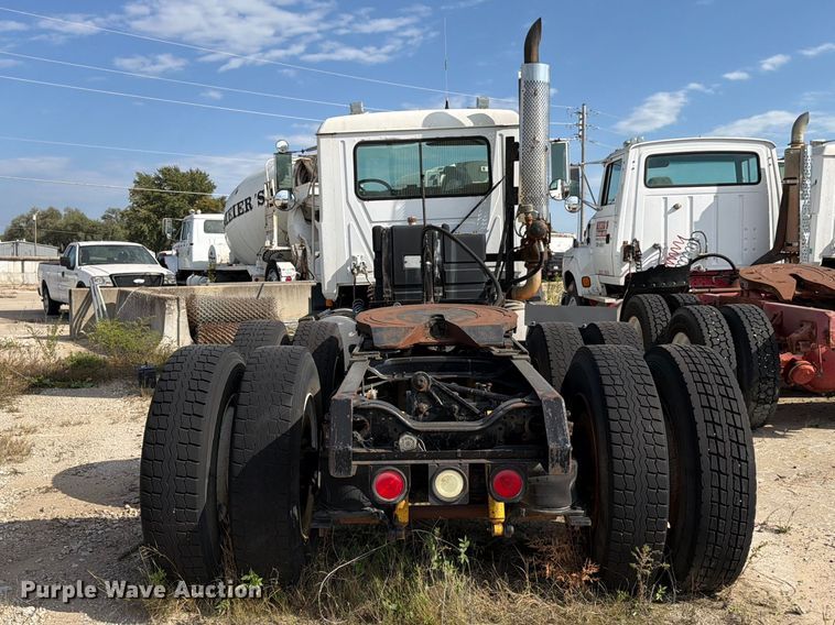 image for item DT3060 1992 Mack CH613 semi truck