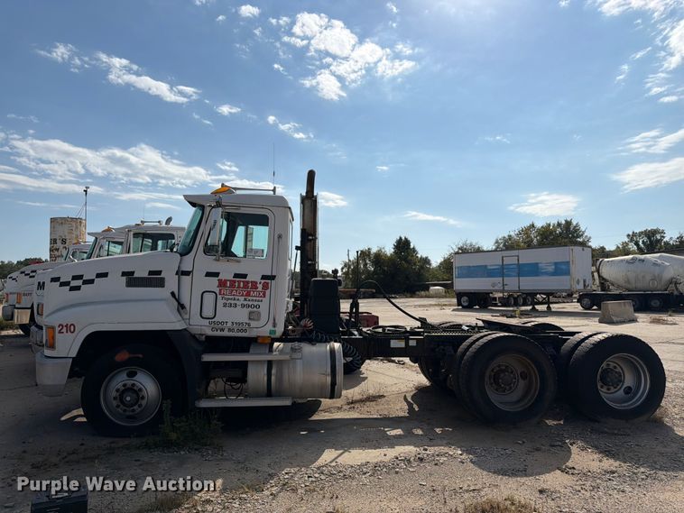 image for item DT3060 1992 Mack CH613 semi truck