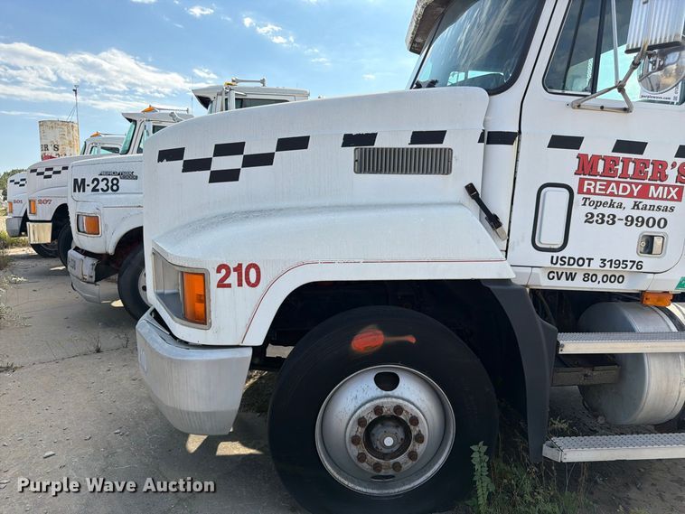 image for item DT3060 1992 Mack CH613 semi truck