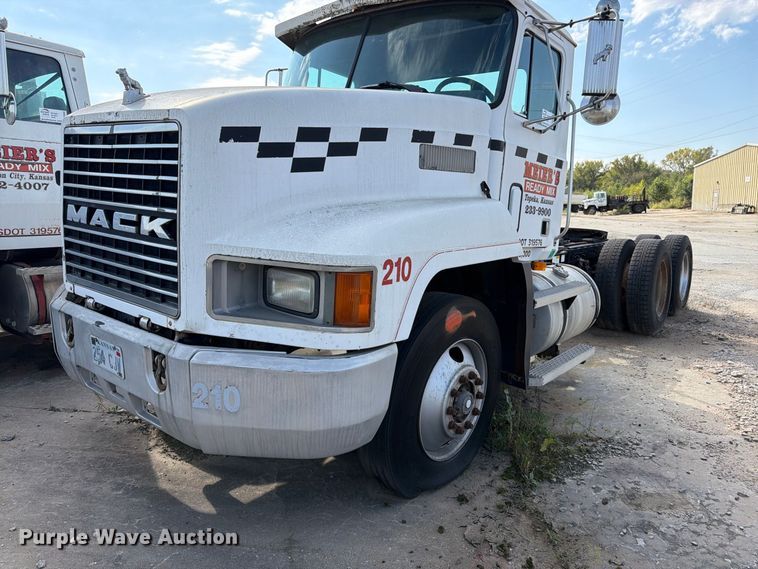 image for item DT3060 1992 Mack CH613 semi truck